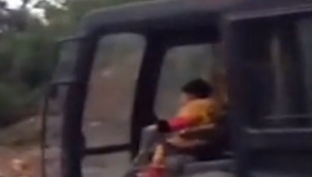 太逆天了！实拍男童驾驶挖掘机 看完自愧不如