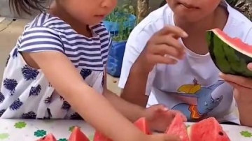 浪漫的童年：萌娃拿到西瓜先分给奶奶吃！
