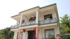 她捡破烂养大弃婴 25年后女儿报恩为她盖别墅