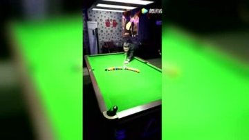 真绝活，牛人用硬币远程打进黑八！