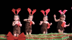 一群小萌娃，变成一群小麋鹿，这画面简直萌到爆表了，也太可爱了吧