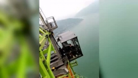 五一节，三峡塔吊工人献高空美景，祝全中国的劳动人民节日快乐