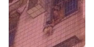 【拍客】女童头卡防盗窗 深圳众人合力砸门救人