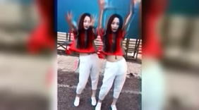 双胞胎美女姐妹花同步舞蹈，跳得还挺一致！