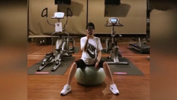 欧弟老婆挺孕肚练瑜伽 肚大如箩四肢仍纤细