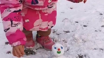#家有萌娃#堆个小雪人，是小小小雪人！！！