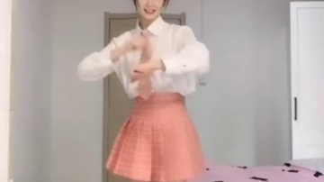 美女闺房中跳舞，旁边的泰迪狗喧宾夺主！