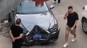 高手在民间：不愧是女司机，连撞车都是爱你的形状