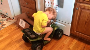 可爱小宝宝们撞墙记，萌翻了！