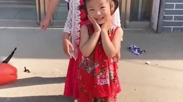 趣味一家人：萌娃们一起吹泡泡，好漂亮啊