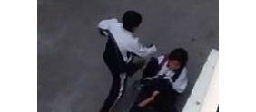 【拍客】网曝深圳两中学男生暴打飞踹女同学 女生无力抵抗