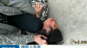 监拍宝马女被塞后备箱