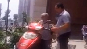 没人性！男子当着孩子面打老母亲