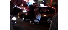 【拍客】豪车男街头殴打的哥 路人劝架遭踹头暴打