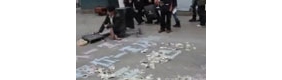 【拍客】这年头乞丐也炫富 街头用钱铺路乞讨