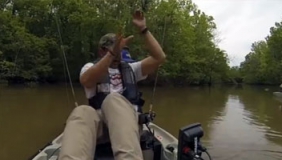 父女俩划船钓鱼竟钓到鳄鱼，吓死宝宝了！