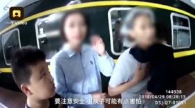 女童坠入站台与列车间 民警挤入30cm缝隙救人