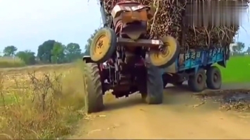 印度司机个个都是牛人，拖拉机当货车开，连车头都翘起来了