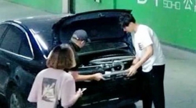 呆萌魏大勋遇测试员求助 上前帮忙贴心叮嘱“别卡手”