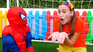 萌娃小可爱变身蜘蛛侠前去帮助遇到困难的人们！小家伙乐于助人，真是棒棒哒！