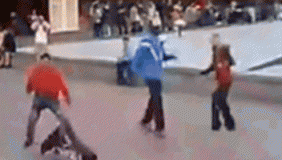 中国人在国外被几个黑人追着打 下一秒中国功夫立马让他