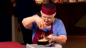 奶奶饭馆搞笑恶搞 这样的饭你还想吃吗？