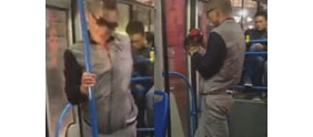 【拍客】湖南公交现奇葩男 公放音乐手抚钢管劲歌热舞