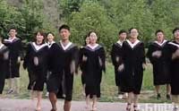 【拍客】毕业生穿学士服跳小苹果