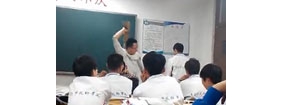 【拍客】实拍青岛技师学院老师持扫帚暴打学生 让学生排队挨打