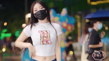街拍美女：爱跳舞的女人，是一道耐人寻味的风景