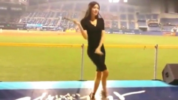 据说她是韩国最出名的啦啦队美女, 观众专门去看她跳舞