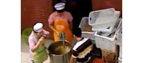 【拍客】实拍食堂阿姨啃完骨头扔回汤里给师生吃