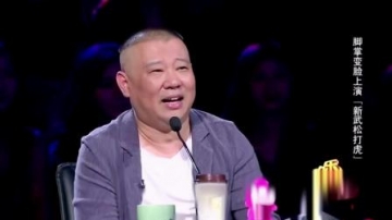 拍客：牛皮树叶雨伞样样都能吹起来，真是高人啊！
