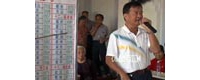 【拍客】六旬老人背全国电话区号 无一出错