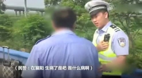 儿子病危老父返乡被甩高速 见民警后跪地痛哭