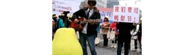 【拍客】重庆男子街头背鸭梨 称要过压力节解压力