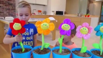 萌娃小可爱们拔掉妈妈种的花，在家种起了棒棒糖，两个小家伙可真是顽皮呢！