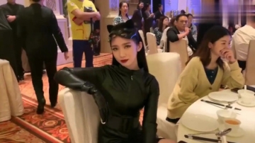 公司年会王一博逗得孟美岐大笑不止 吴宣仪还是那么美