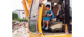 【拍客】八岁男孩开挖掘机自称一般