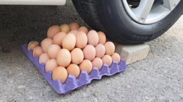 牛人把一盒鸡蛋放到车轮下，请勿轻易模仿，实在是太减压了