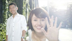 夏雨约美女家门口喝咖啡 亲密并肩不怕绯闻