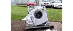 【拍客】搞笑！洗衣机拼命工作致粉身碎骨
