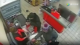 监拍俄罗斯劫匪持枪打劫商店 全程被无视还被赶了出来