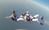 【拍客】牛人迪拜上空话是跳伞+空中舞蹈！