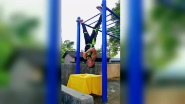 牛人绝活〈铁头功训练头顶钢筋悬空倒立〉