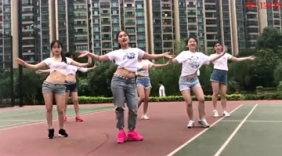 一大波时尚美女广场上跳起动感的舞蹈，舞姿真是不一般