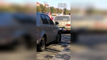 [拍客]实拍潍坊一男子当街小便