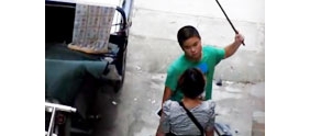 【拍客】儿子暴怒举棍欲殴打母亲