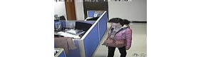 【拍客】监拍女子趁吃饭时间办公室偷钱