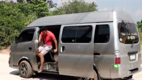 泰国街头泼水节作死恶搞